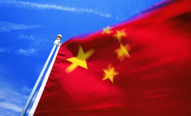 到药店买些感冒药,有个三十左右的小平头边买单,边挑逗店员